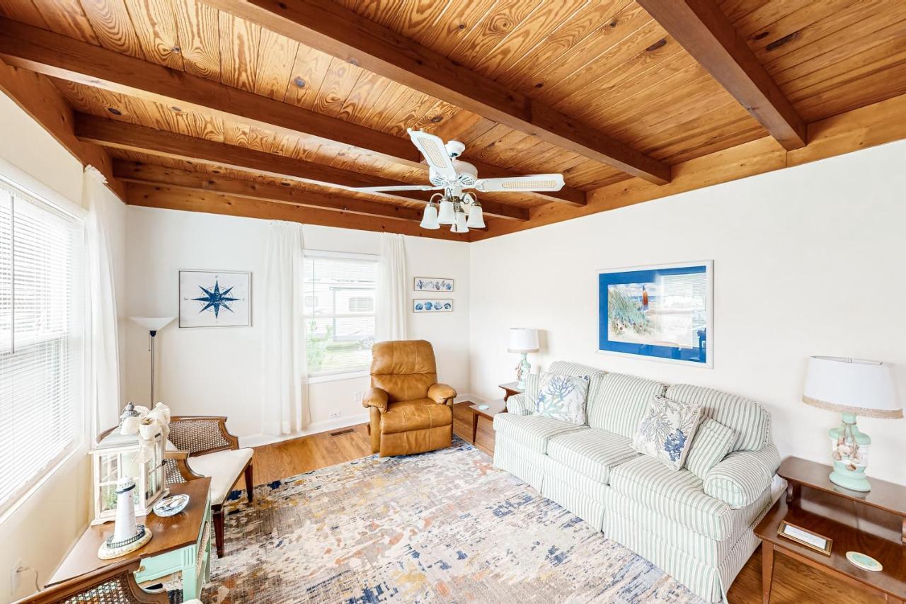 Ginny'S Coastal Cottage Oak Island Exterior photo
