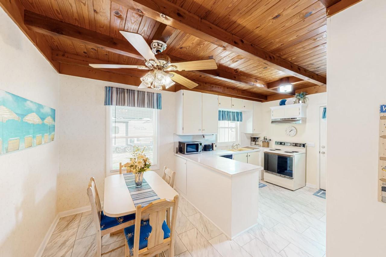 Ginny'S Coastal Cottage Oak Island Exterior photo
