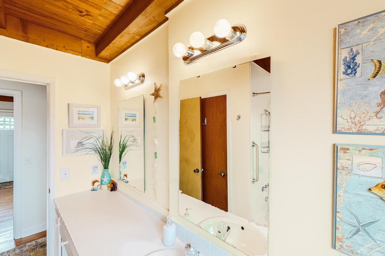 Ginny'S Coastal Cottage Oak Island Exterior photo