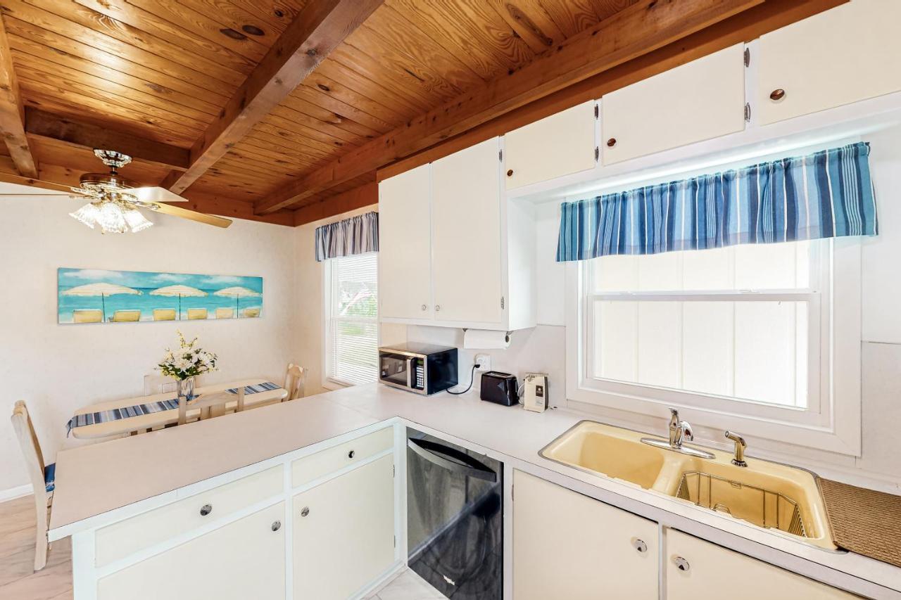 Ginny'S Coastal Cottage Oak Island Exterior photo