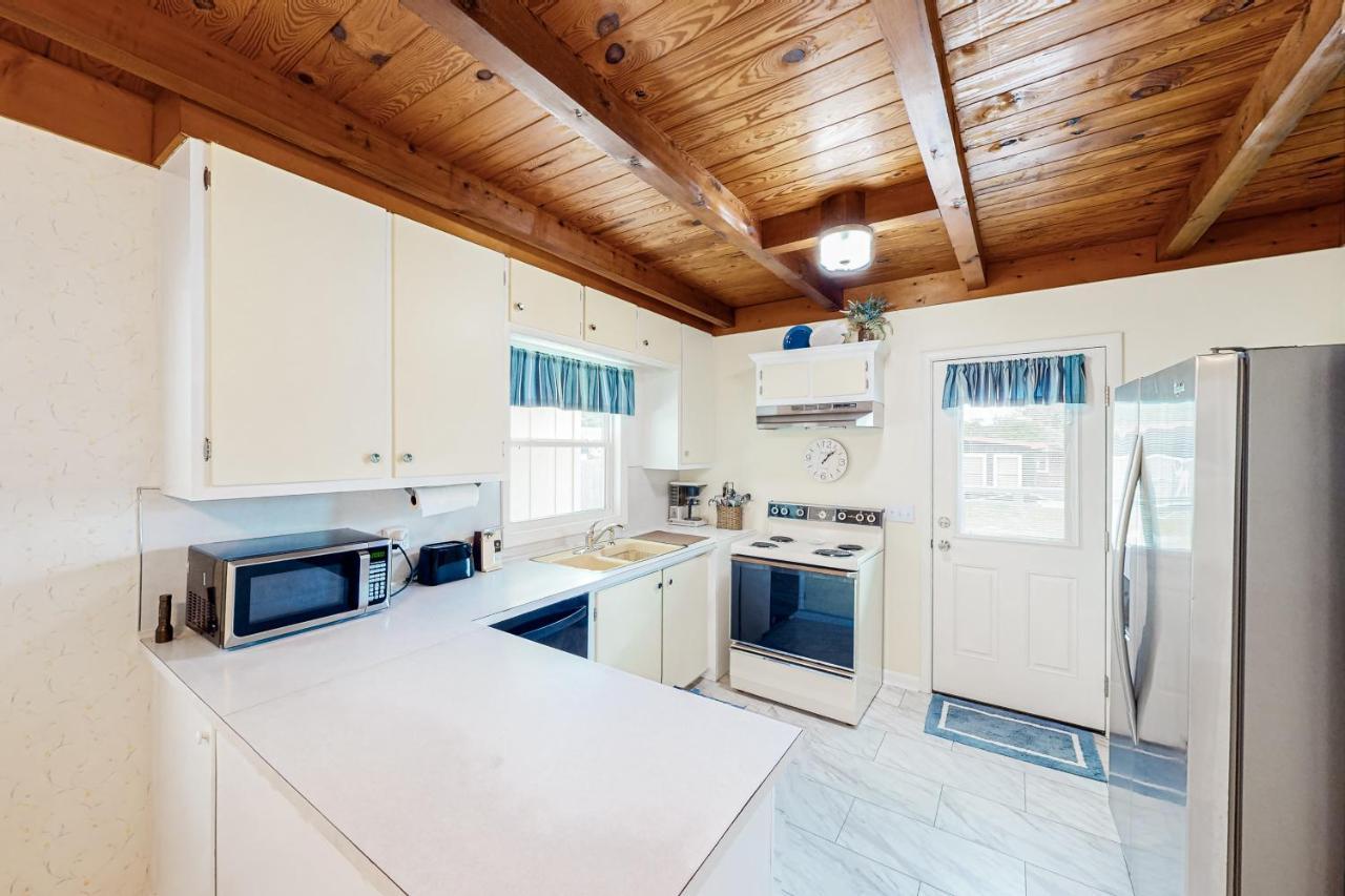 Ginny'S Coastal Cottage Oak Island Exterior photo