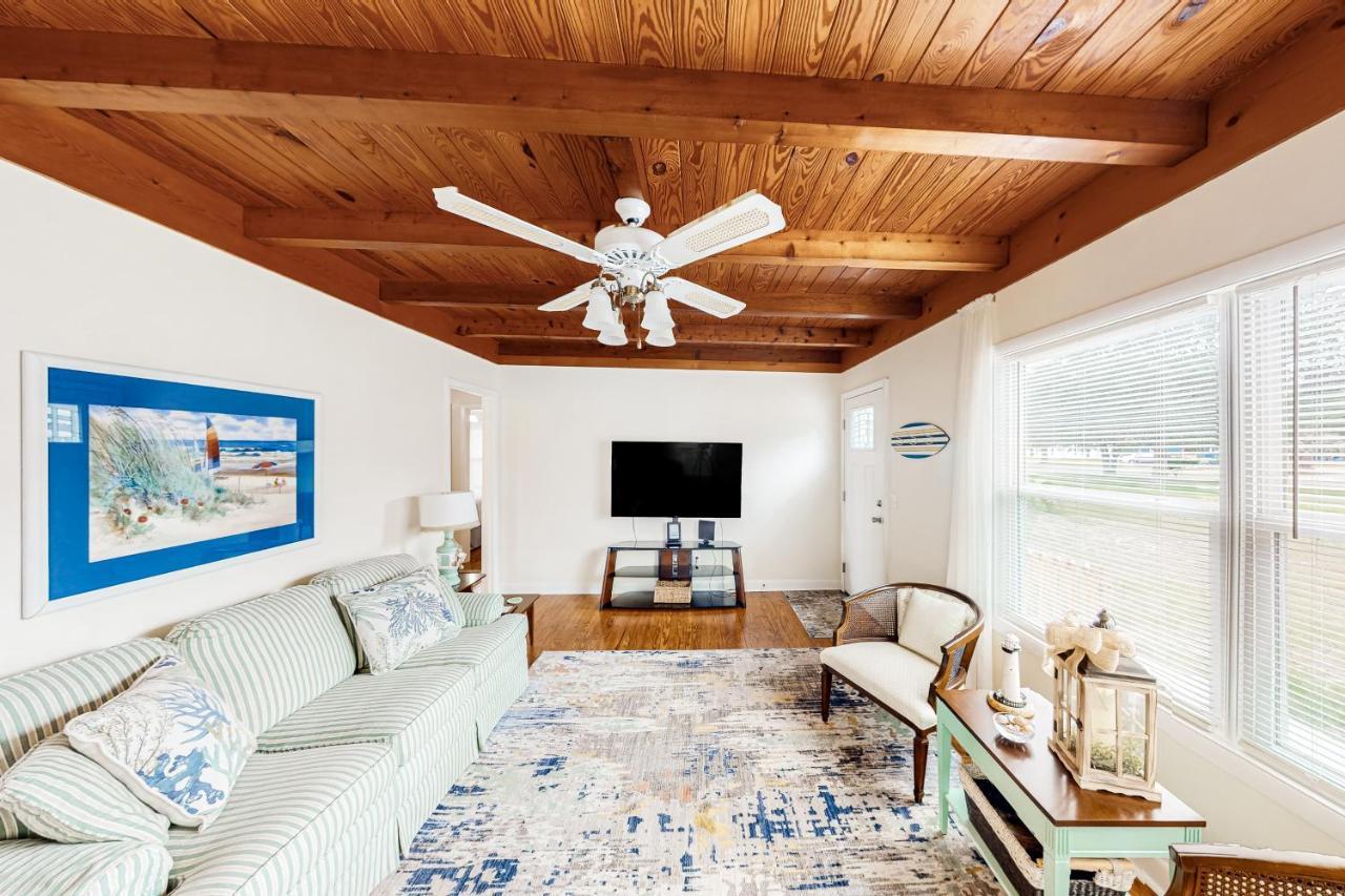 Ginny'S Coastal Cottage Oak Island Exterior photo