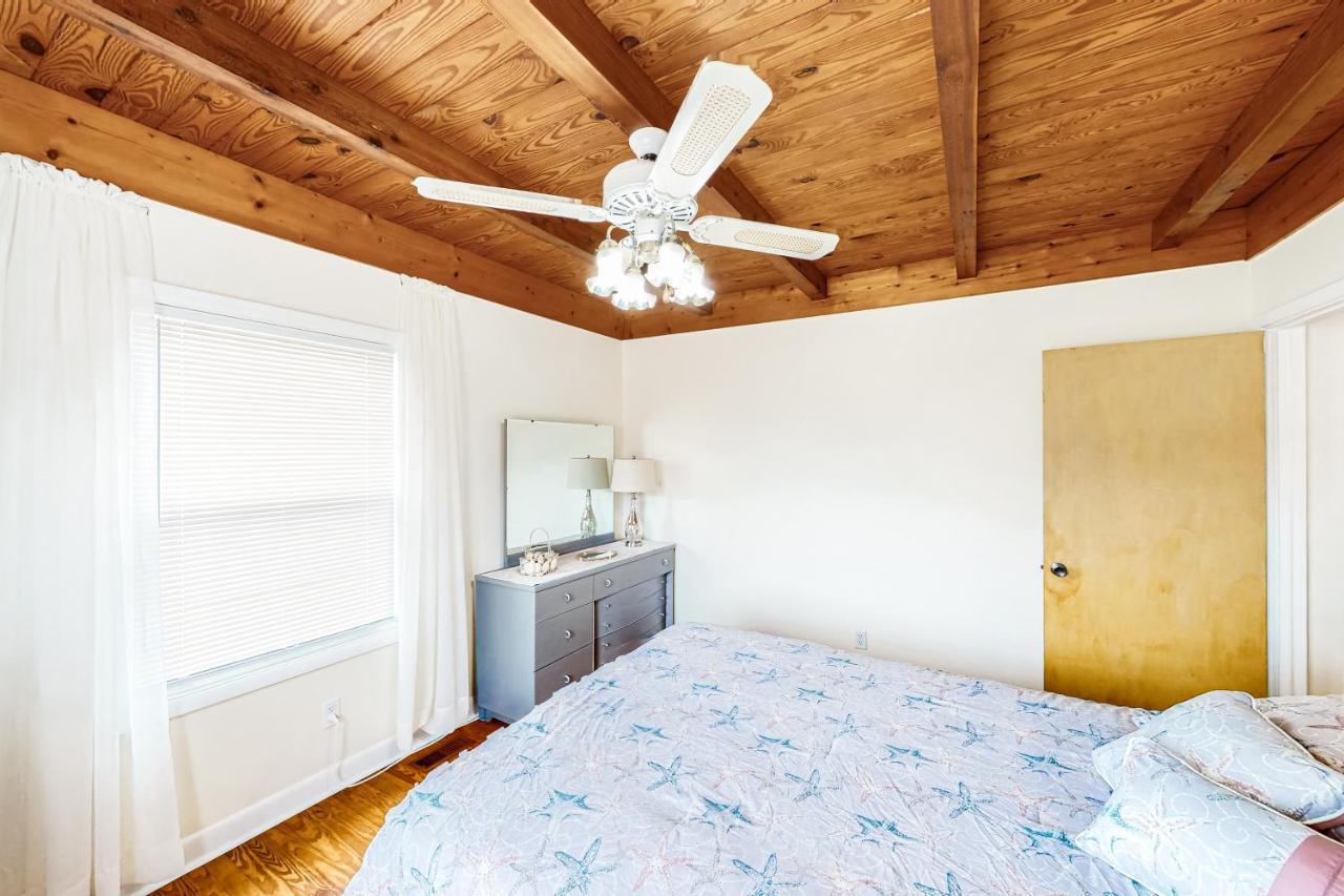 Ginny'S Coastal Cottage Oak Island Exterior photo